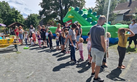 Spielplatztag mit Sonne, Krokodil und Eis-Schlange