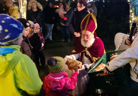 Erstmals: Mit dem Nikolaus auf dem Dorfplatz